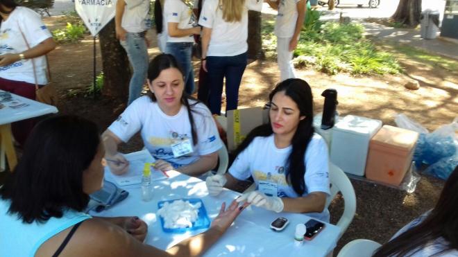 Imagem da Galeria da Notícia: Farmacêuticos prestaram serviços gratuitos à população em Fernandópolis