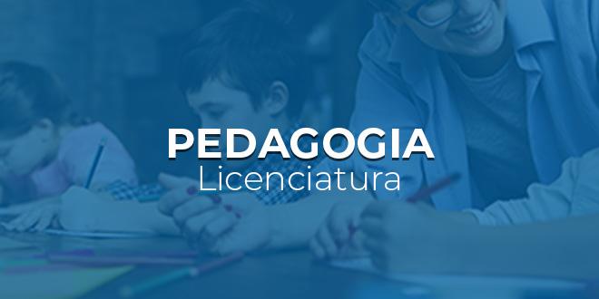 学生在课堂内专注学习，课程教学现场