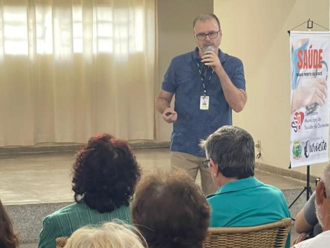 Imagem da Galeria da Notícia: Coordenador do curso de Farmácia da FEF promove palestra no CCI de Ouroeste 