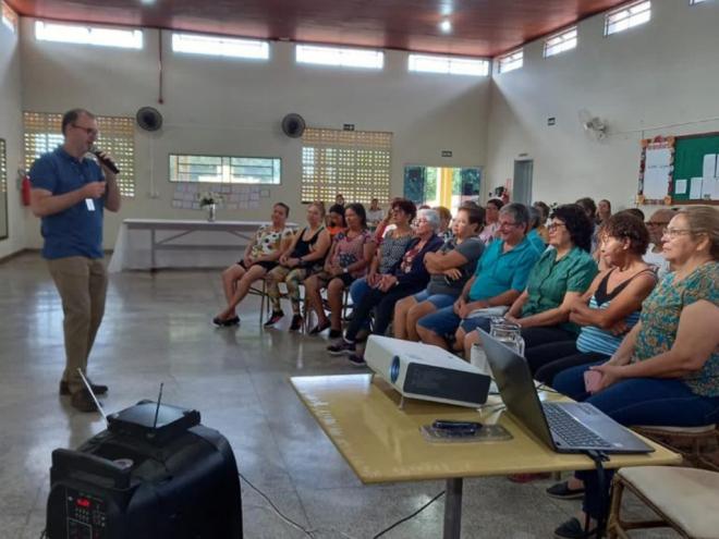 Imagem da Galeria da Notícia: Coordenador do curso de Farmácia da FEF promove palestra no CCI de Ouroeste 