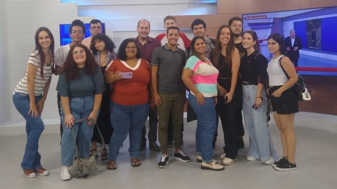 Imagem da Galeria da Notícia: Curso de Jornalismo da FEF participa de programa ao vivo na TV durante viagem técnica