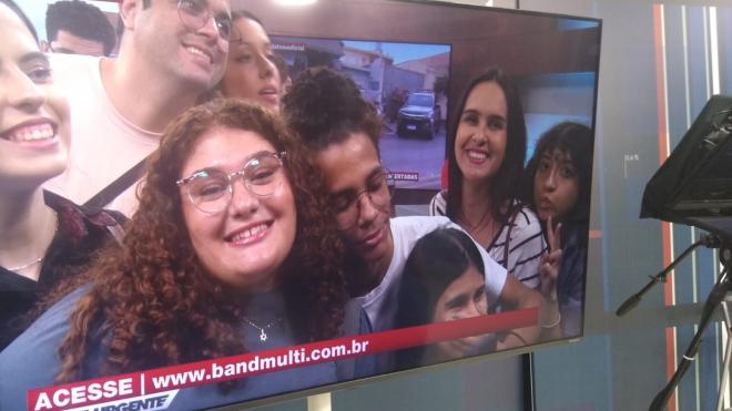 Imagem da Galeria da Notícia: Curso de Jornalismo da FEF participa de programa ao vivo na TV durante viagem técnica