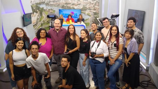 Imagem da Galeria da Notícia: Curso de Jornalismo da FEF participa de programa ao vivo na TV durante viagem técnica