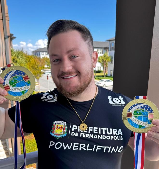 Imagem da Notícia: Renan Moreno se consagra Octacampeão Mundial de Powerlifting com apoio da FEF