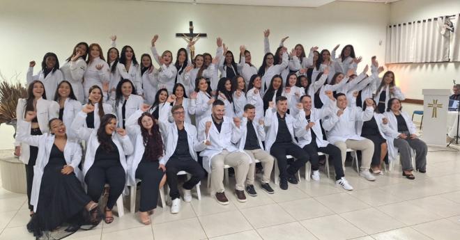 Imagem da Notícia: FEF realiza a I Cerimônia do Jaleco para os cursos de Farmácia e Biomedicina